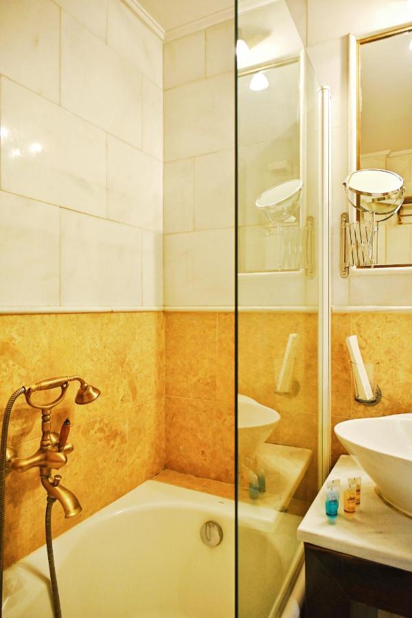 New Times Home & Hotels Near Metro Station Athens Center ภายนอก รูปภาพ